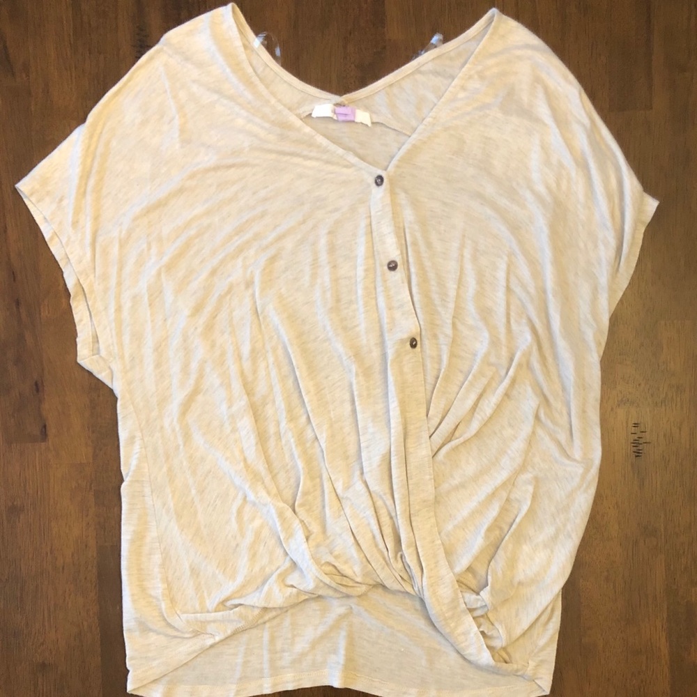 🕊 White tee with a buttoned front 🕊